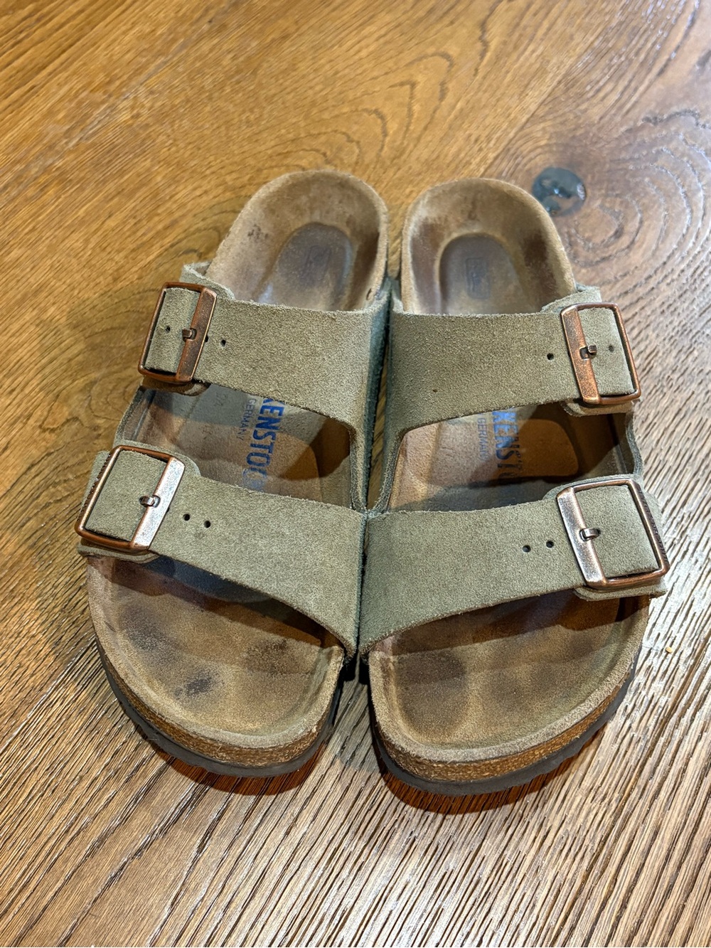Birkenstock Arizona Suede Soft Footbed Sandals in Taupe. Size 39 - Picture 3 of 8